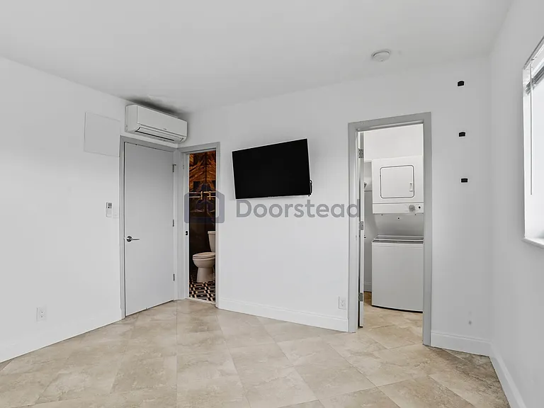 850 NE 13th St #9 — Photo 16