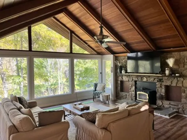 1692 Country Club Dr, Canton, NC 28716