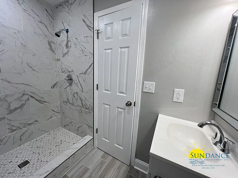 795 Bay St — Photo 9