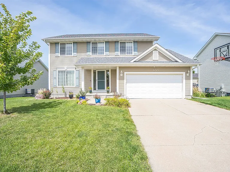 655 SE Wood Creek Dr — Photo 2