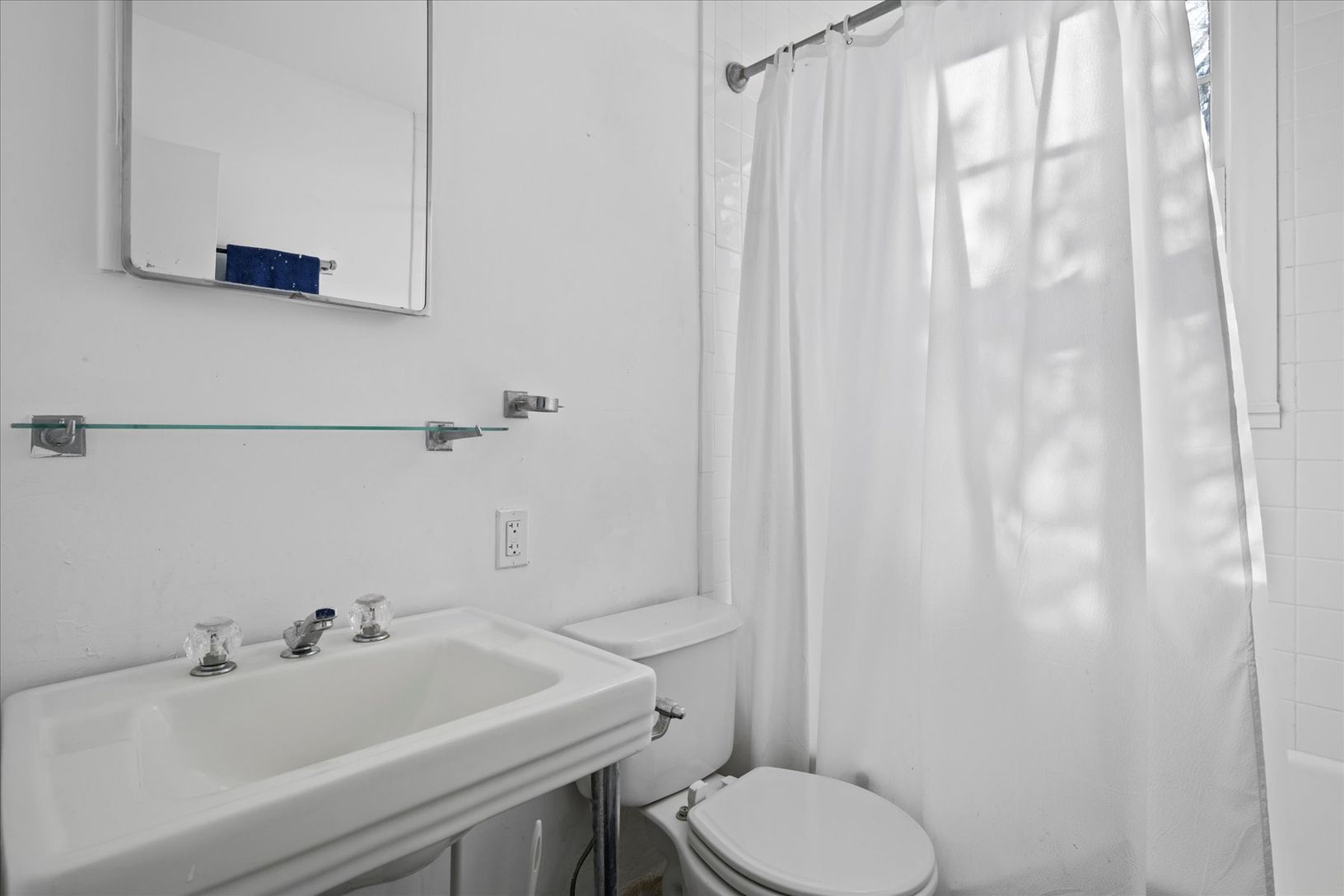  Guest Apartment Bathroom 
