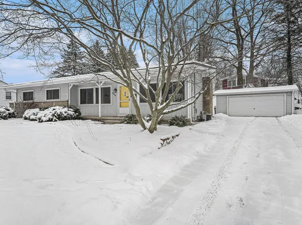860 Washtenaw Dr NE, Grand Rapids, MI 49505