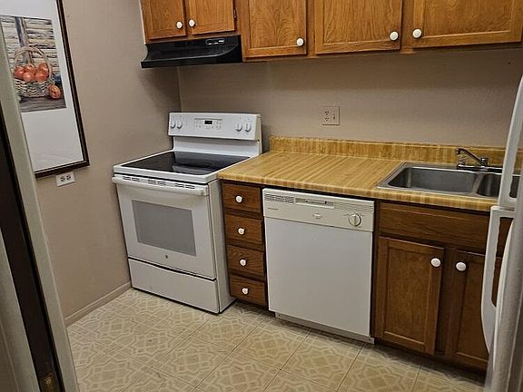 2nd image of 3690 Inverrary Dr APT 2Y