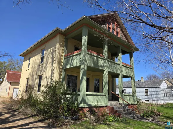 518 NW 1st St, Madison, SD 57042