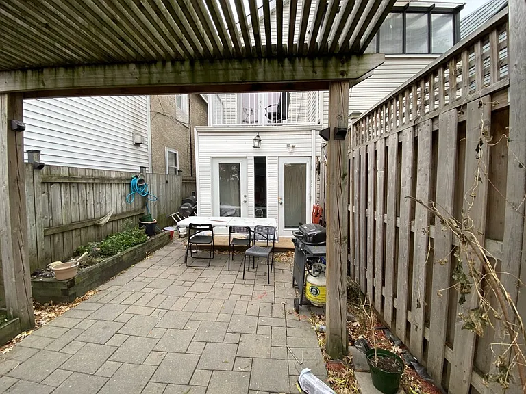 909 Palmerston Ave #LOWER — Photo 13
