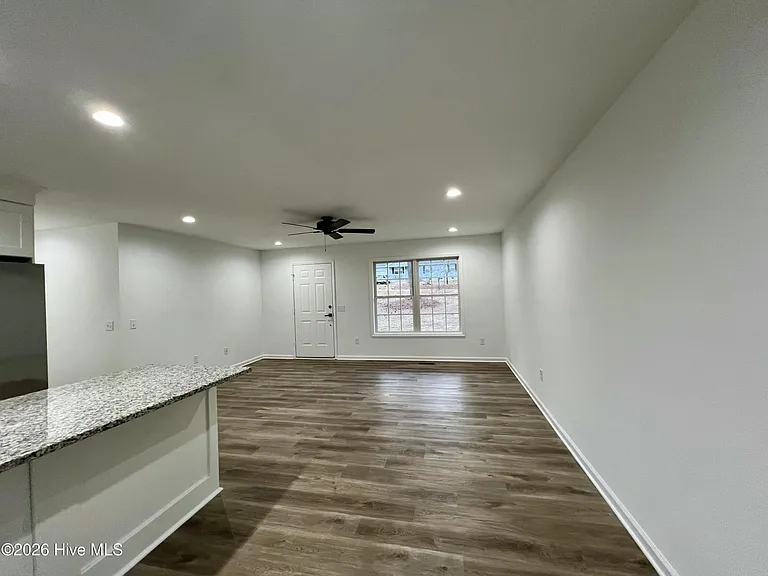 157 Edinburgh Dr — Photo 6