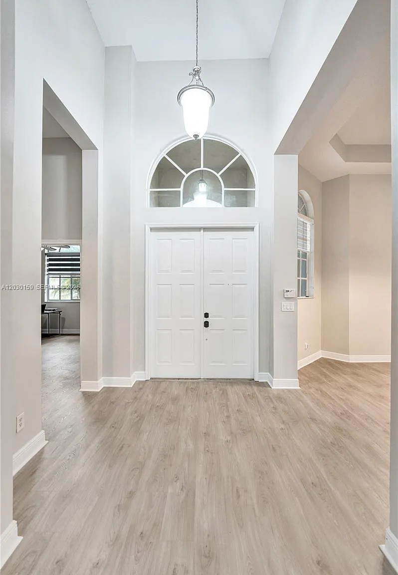 5 bed, 3.5 bath, 2835 sqft, $5,700 — Photo 3