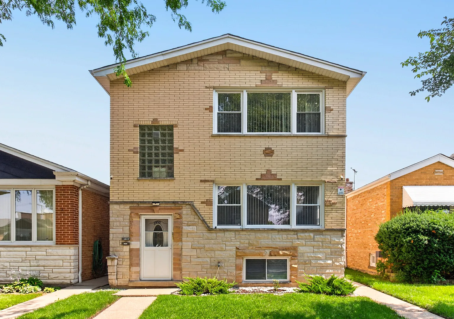 3 bed, 1000 sqft, $2,100 — Photo 1