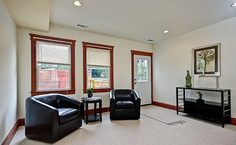 1313 E St NE — Photo 6