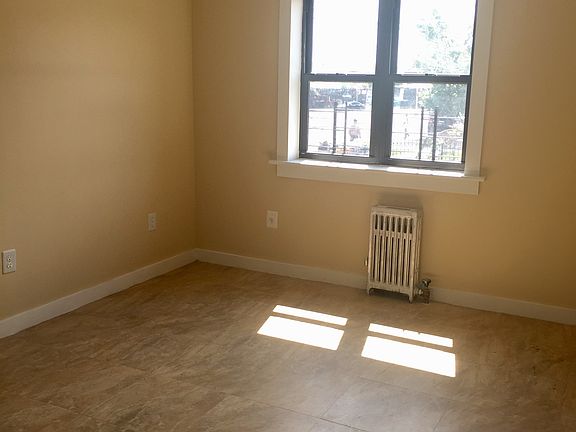 2nd image of 833 Longfellow Ave APT 3E