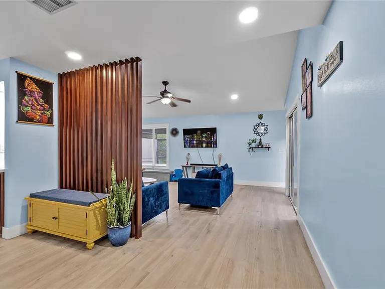 607 Village Lake Dr — Photo 4