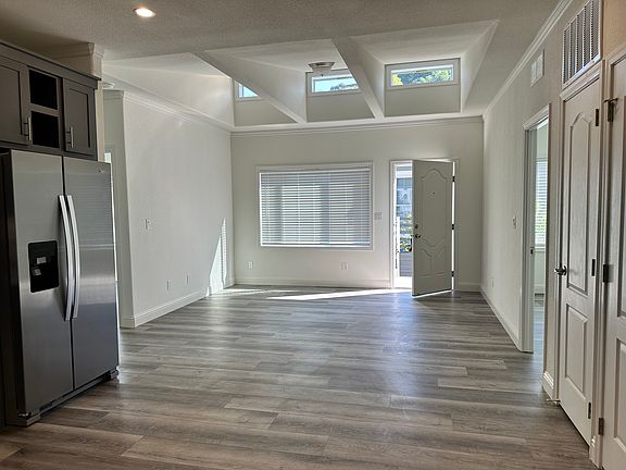 Clerestory windows and 9' ceilings