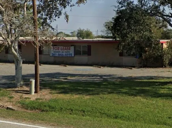 1204 N Wells St, Edna, TX 77957
