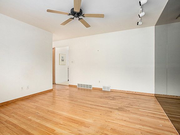 4th image of 3155 Creek Dr