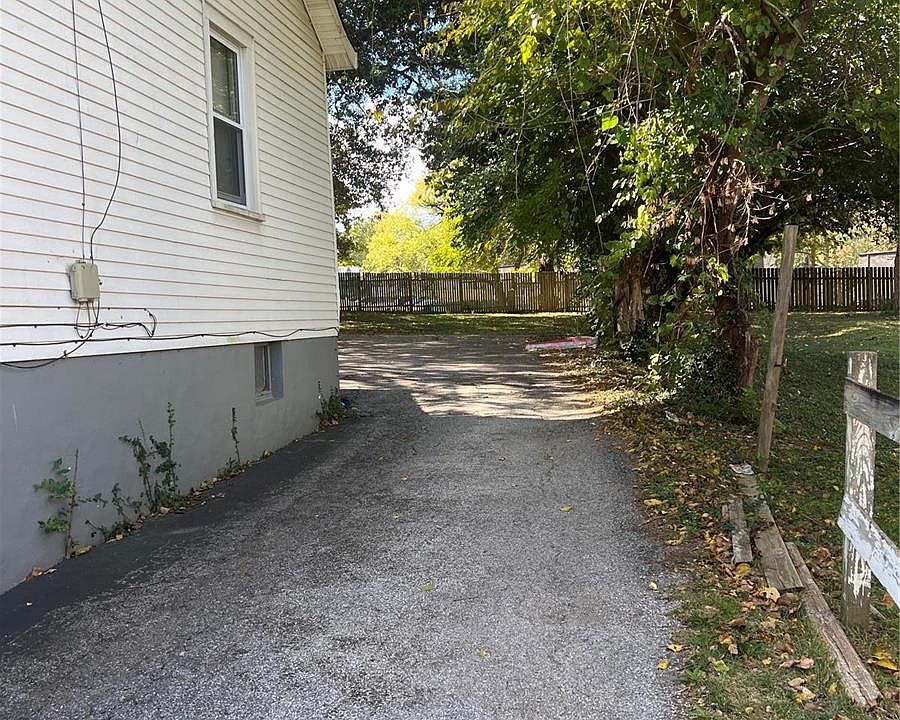 2nd image of 10055 Bon Oak Dr