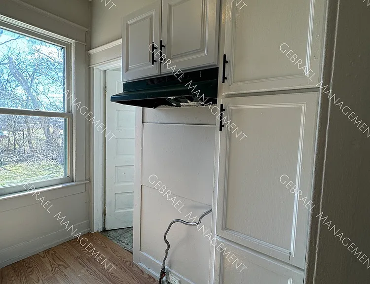 726 E York Ave — Photo 8