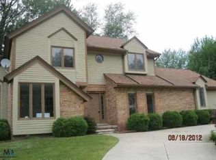 6040 Glen Eagles Dr, West Bloomfield, MI 48323