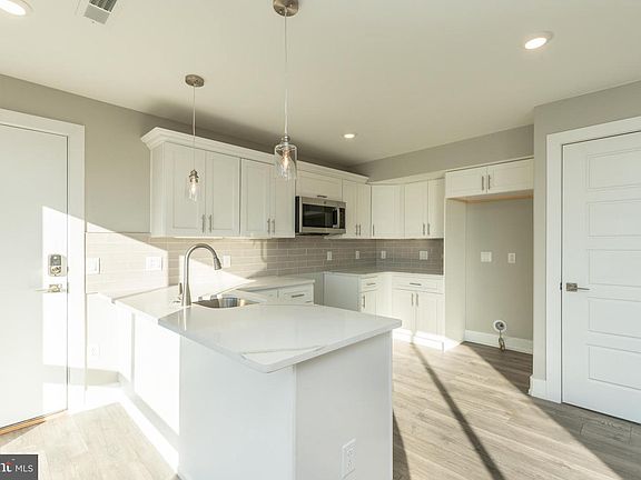 4th image of 2517 N Hope St #2
