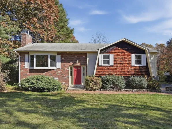 27 Hillside Dr, Sturbridge, MA 01566