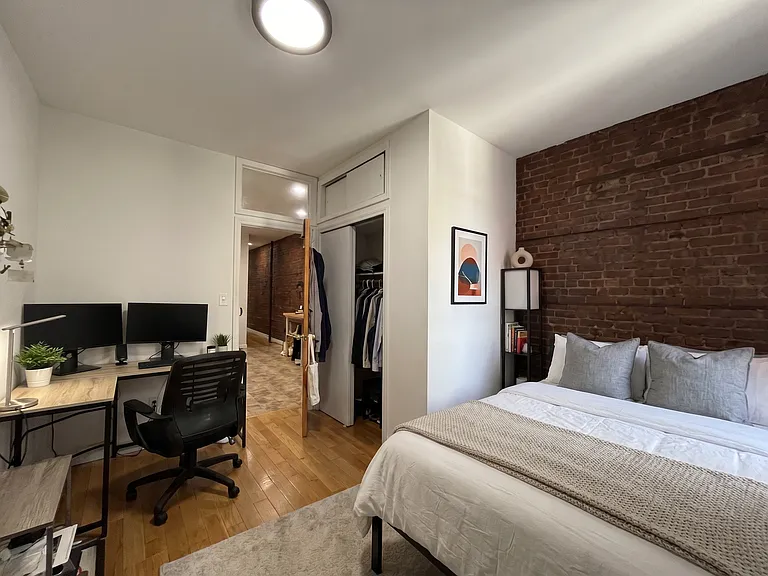 213 E 5th St #7 — Photo 2