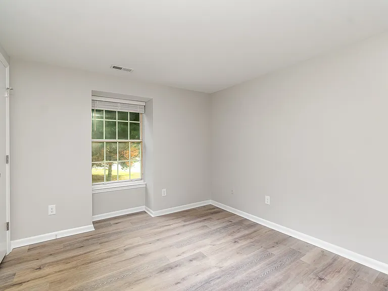 1645 Arlyn Cir #G — Photo 11