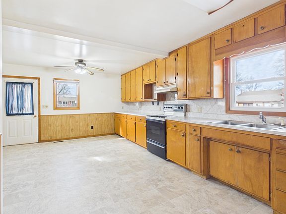 5th image of 901 Maberly St