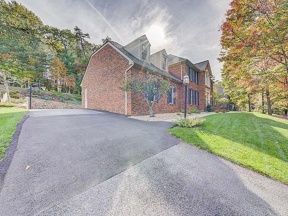 4th image of 144 Bogey Ln