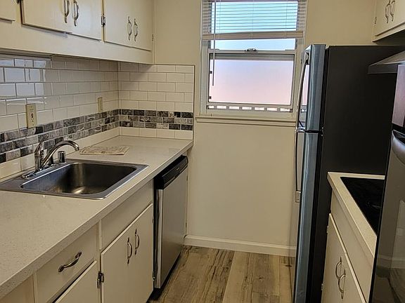 5th image of 1405 Oak Grove Ave APT 304