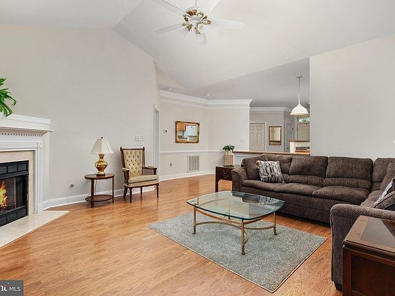 3rd image of 122 Bayberry Ct