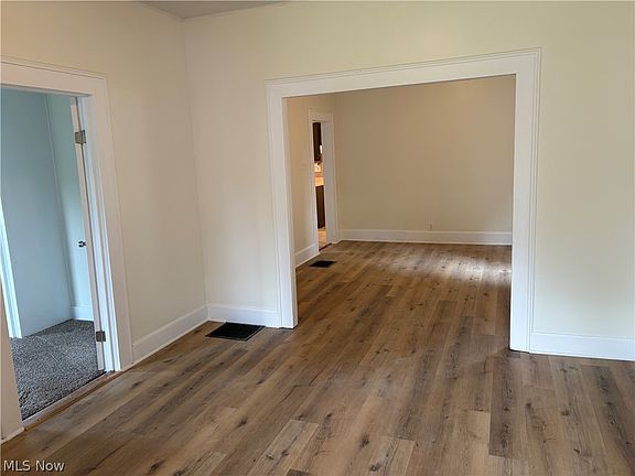 3rd image of 945 Davis St
