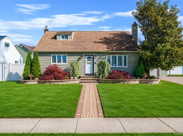 403 Brookside Court, Copiague, NY 11726
