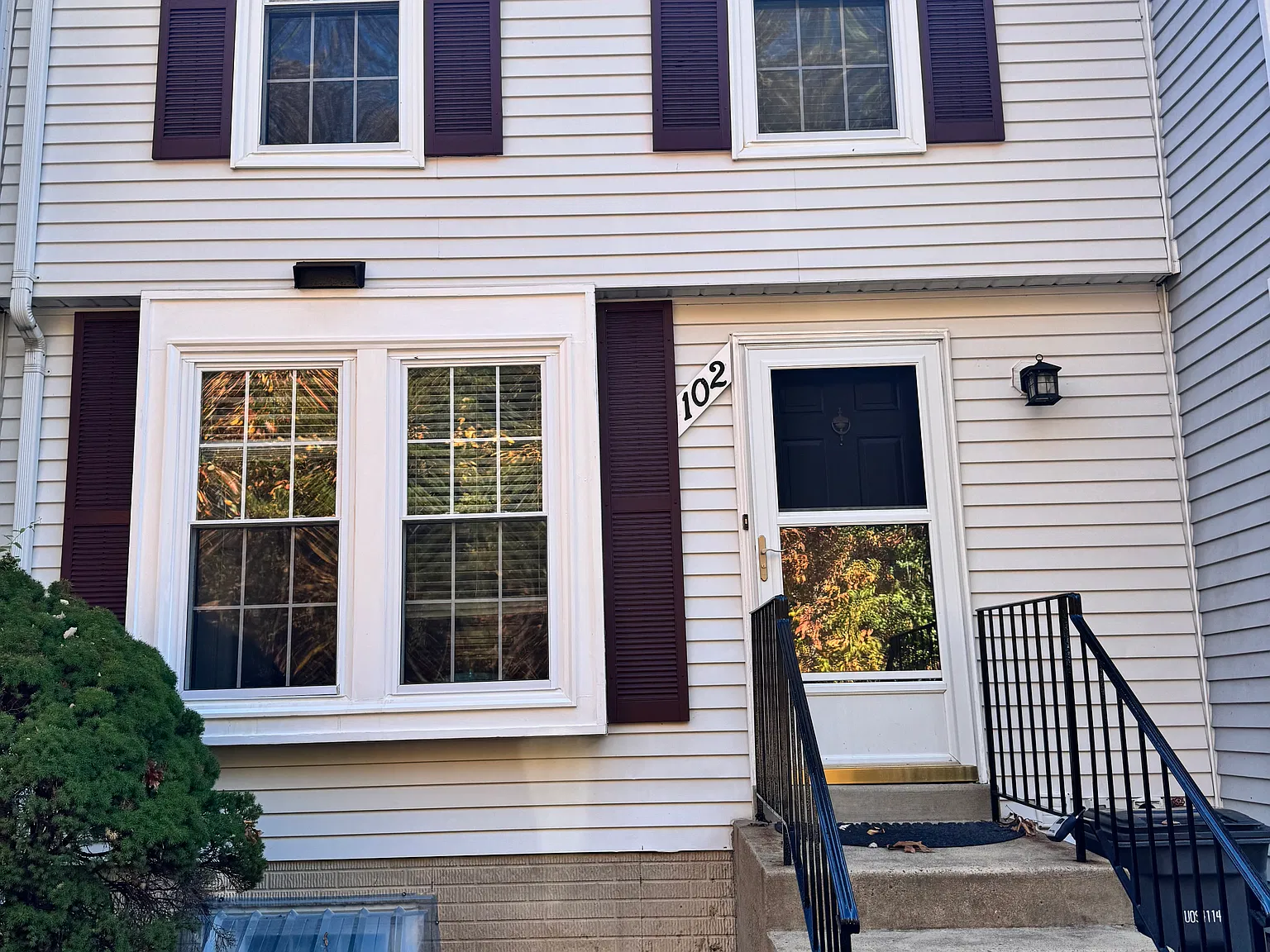 3 bed, 2.5 bath, 1361 sqft, $1,900 — Photo 1
