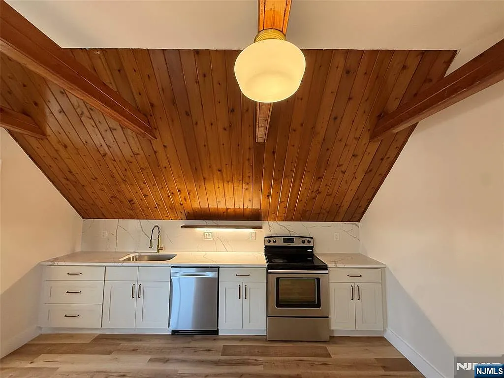 1 bed, 1.0 bath, $1,700 — Photo 2