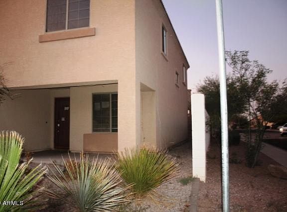 3rd image of 252 W Hawthorne Dr