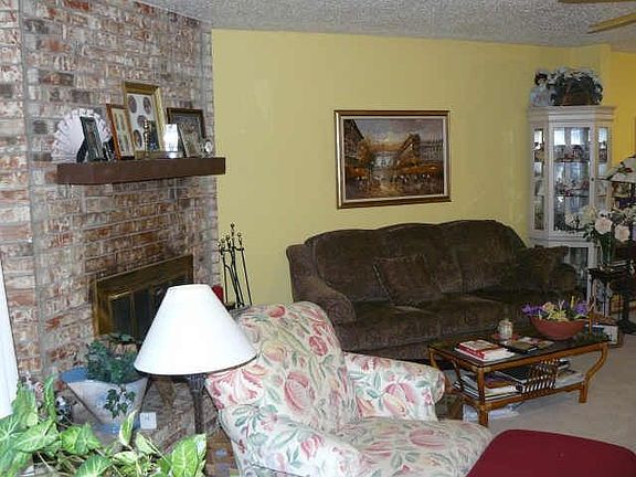 2nd image of 6 E Mountain Creek Ct