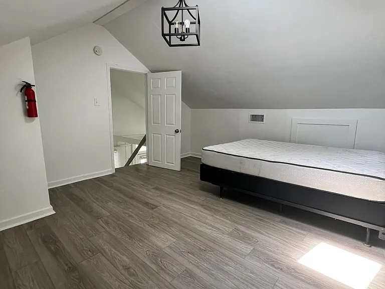1136-1138 Adams St #1136 — Photo 3