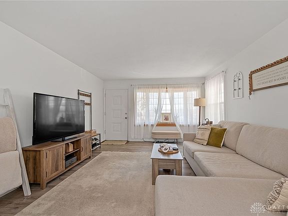 5th image of 90 Berkshire Ct