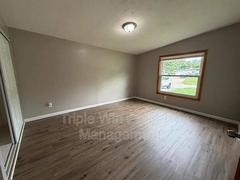810 Saint Anthony Ln — Photo 28