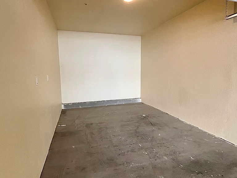 924 W 78th St — Photo 15