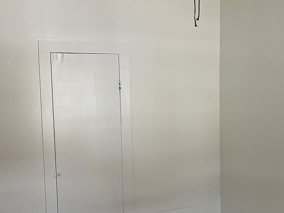 4th image of 394 SW Saint Johns St APT 101