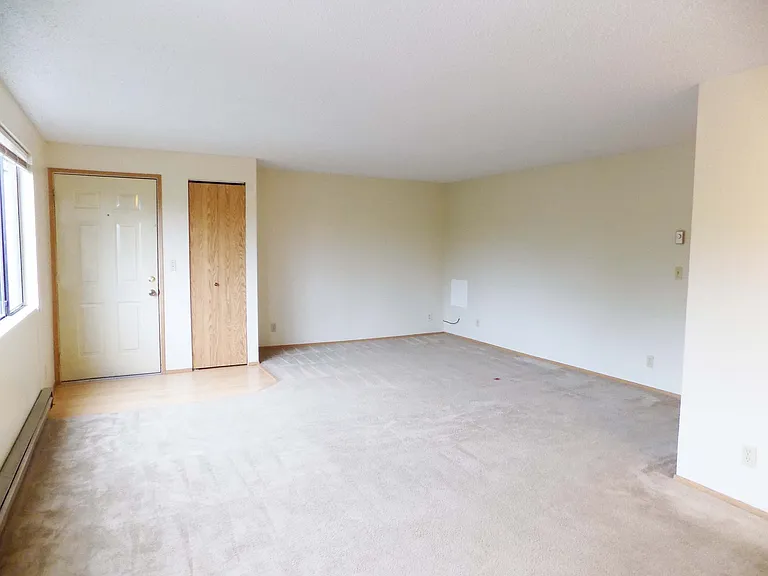 Woodside Condos "M" — Photo 11