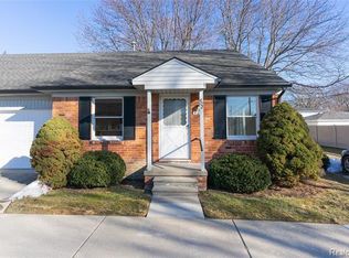 402 Bon Brae Ct, Saint Clair Shores, MI 48081