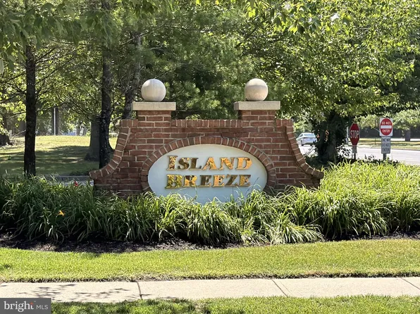 25 Island Breeze Ct, Manahawkin, NJ 08050