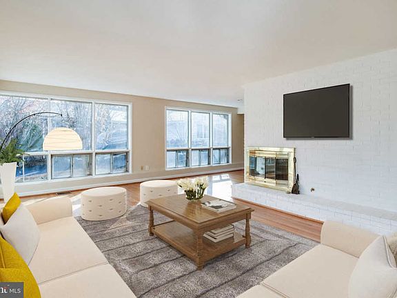 3rd image of 10001 Blackthorn Ct