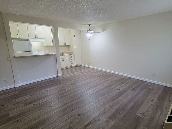 4th image of 18429 Prairie St #9