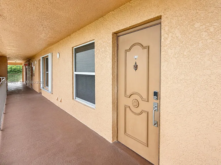 4550 NW 18th Ave #606 — Photo 3