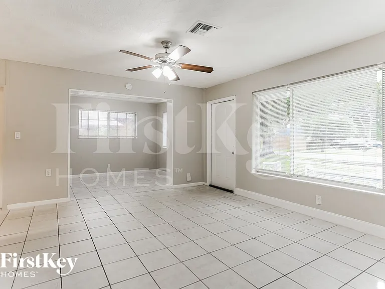 2322 N 28th Ave — Photo 3