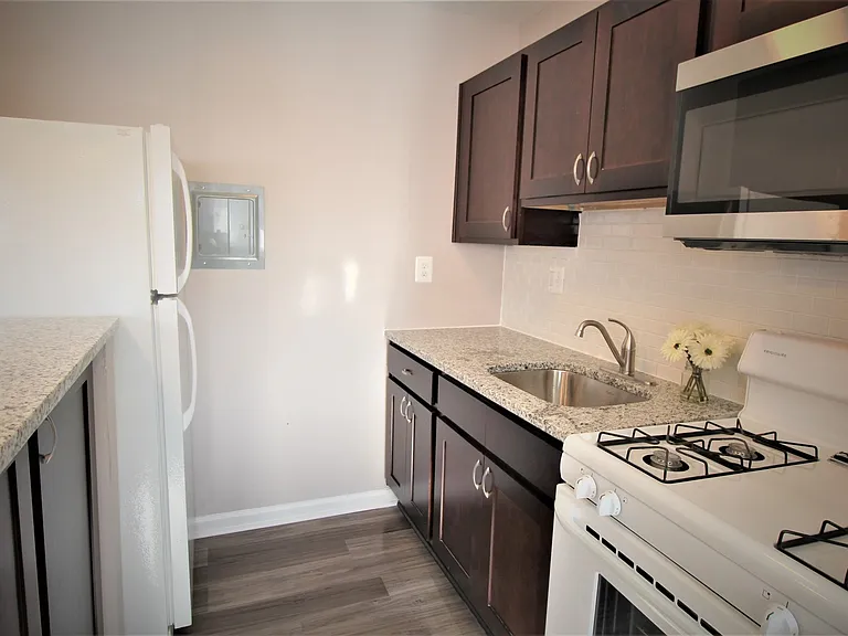814 Nat Ct — Photo 4