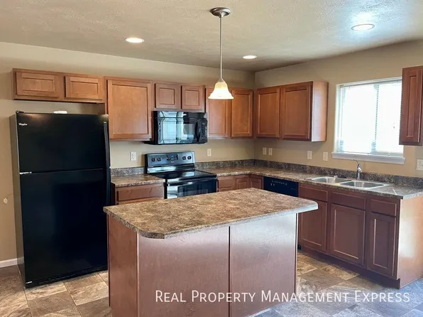 1009 Legendary Dr Unit B, Harrisburg, SD 57032