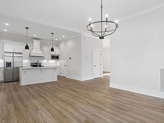 5th image of 386 Augusta Ave